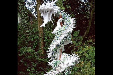 Krolok -  Höhe ca. 5m, Eisenrohr-Gestell, Maschendraht, Zementspachtel, Weinflaschen - Almut Rybarsch-Tarry // Skulptur Objekt Wandgestaltung Installation