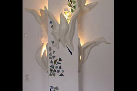 Kamin-Zementspachtel, Styropor, gefärbtes Glas - Almut Rybarsch-Tarry // Skulptur Objekt Wandgestaltung Installation