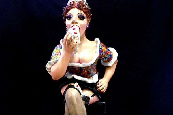 "Die Tortenkönigin" – 70 x 25 cm, Ton, Zementspachtel, Metallpapier, Wimpern  - Almut Rybarsch-Tarry // Skulptur Objekt Wandgestaltung Installation