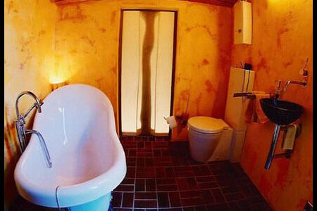 Badezimmer-Wandspachtel, Zement, Styropor, Acrylfarben, Lasuren - Almut Rybarsch-Tarry // Skulptur Objekt Wandgestaltung Installation