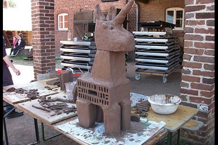 Kunstworkshops in Anlehnung an die Ziegelskulpturen des Künstlers Herbert Grützner, mit Klassen verschiedener Schulen im LWL Ziegeleimuseum Lage/Westfalen - Almut Rybarsch-Tarry // Skulptur Objekt Wandgestaltung Installation