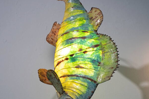 "BarSchlampe",  Leuchtobjekt, Eisendraht, Pergamentpapier, Aquarellfarben, Angel mit Betonsockel