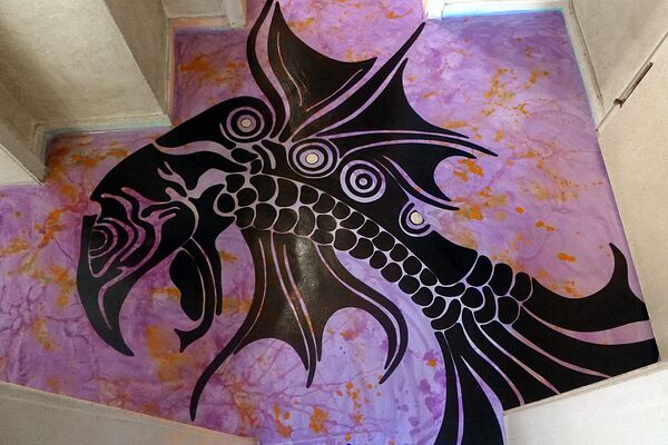 Fledderfisch im Flur – Acryl auf Linoleum - Almut Rybarsch-Tarry // Skulptur Objekt Wandgestaltung Installation