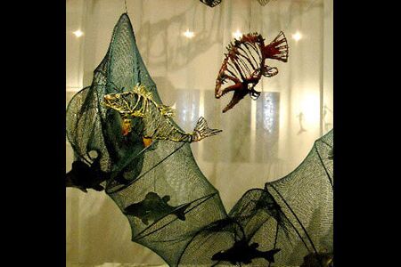 "Alles im Fluß" Eisendraht, Spachtel-und Modelliermasse, Lack, mixed stuff - Almut Rybarsch-Tarry // Skulptur Objekt Wandgestaltung Installation