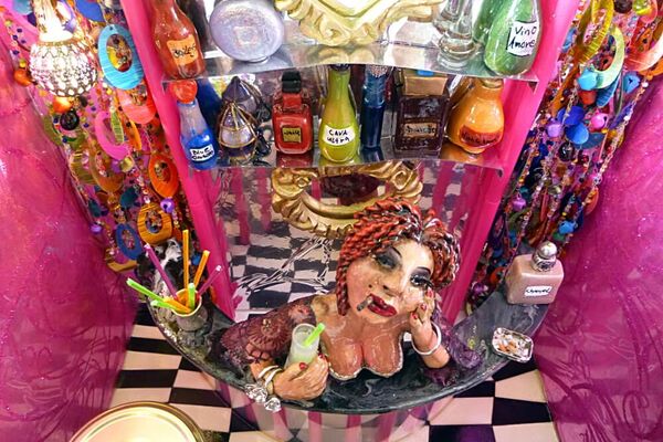 "Die schöne Wirtin" Bonbonrosa oder Schönfärberei im KUNSTBONBON