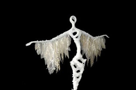 "Miss Hopeful" - 126 cm x 96 cm, Aluminium, Eisendraht, Zementspachtel, Pergamentpapier Der immer wieder aufkeimende Hoffnungsschimmer, der uns trägt, beflügelt und den Kopf durchlässig macht für neue Sichtweisen und gedanklichen Ausstausch