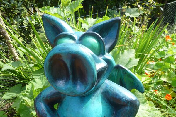 Elliot aus der Drachenschweinfamilie – 50 x 40 cm, Hartschaum, Zementspachtel - Almut Rybarsch-Tarry // Skulptur Objekt Wandgestaltung Installation