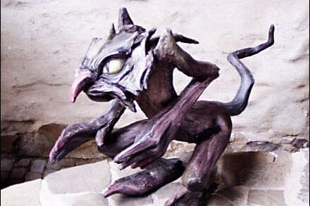 "Schreckgespenst" - 65 x 75cm, Zementspachtel - Im allgemeinen böse, bevorzugen jedoch Lügner und Mörder als Opfer - Almut Rybarsch-Tarry // Skulptur Objekt Wandgestaltung Installation