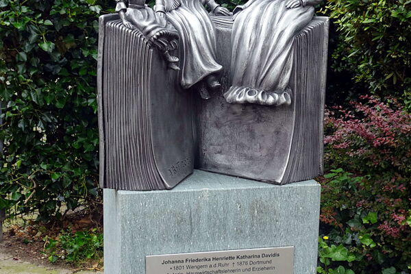 Denkmal für Kochbuchautorin Henriette Davidis, Aluminiumguß auf Granitstele, 2024, Auftrag der Bürger:innen-Initiative Frauendenkmale Dortmund