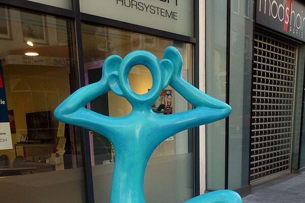 Muschelsitzer – 160 x 100 cm, Straßenobjekt, Zementspachtel, Spiegel, Glas, Acryl - Almut Rybarsch-Tarry // Skulptur Objekt Wandgestaltung Installation