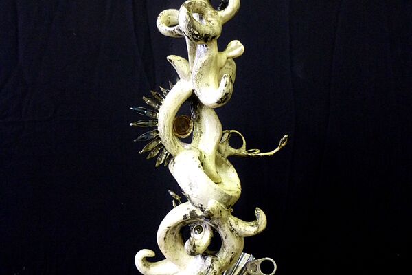 "Neunauge" - 120 x 42 cm, Eisendraht, Zementspachtel, Glasaugen, Schreibfedern, Metallreste