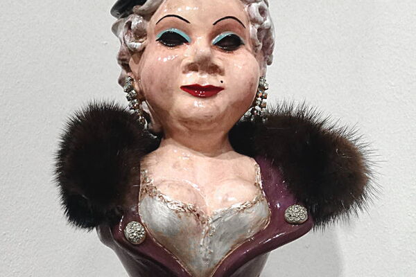 "Dame im Pelz", Glasflasche, Ton, Zementspachtel, Nerz, Acrylfarben, mixed stuff