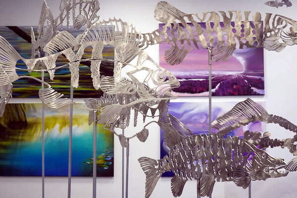 Dem Fluss entsteigen - Ausstellung des .kunstbetrieb. im Dortmunder Projektraum Hans A, Stahlfische, Gemälde von Anne Jannick