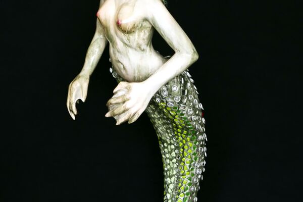 Nixe, 135h x 77b x 64t cm, Hartschaum, Zementspachtel, Glas, Spiegel, Plastikverschlüsse, Bootslack