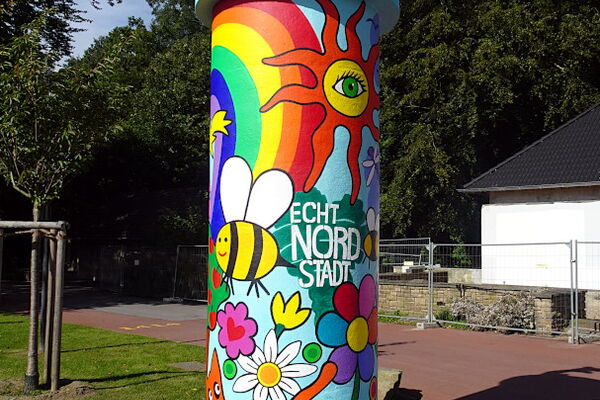 Litfaßsäule im Dortmunder Hoeschpark, bemalt mit Motivideen von Kindern aus der Nachbarschaft, ein Projekt des Freundeskreis Hoeschpark e.V.