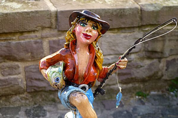 "Weserfischerin" - ca. 15 – 20 cm, Kunststoff, Mixed Media - Almut Rybarsch-Tarry // Skulptur Objekt Wandgestaltung Installation