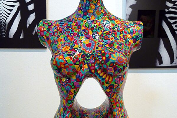 Mary Poppins – 43 x 23 cm, Alabastergips, gegossen & geschnitzt - Almut Rybarsch-Tarry // Skulptur Objekt Wandgestaltung Installation