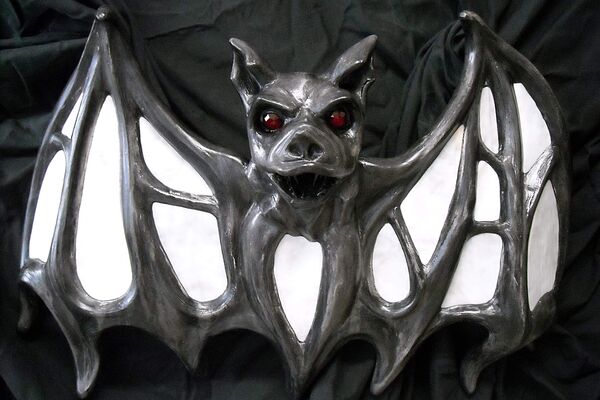 Mauslampe – 140 x 115 cm, Drahtgeflecht, Zementspachtel, Tiffanyglas - Almut Rybarsch-Tarry // Skulptur Objekt Wandgestaltung Installation