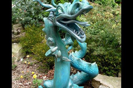 "Wasserschlange" - 90 x 65cm, Zementspachtel, Kristallglas Verspielt, verschlungen, Meer- und Himmelfarben als stünde man auf Ibiza - Almut Rybarsch-Tarry // Skulptur Objekt Wandgestaltung Installation