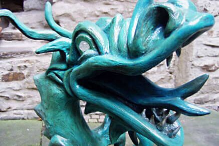 "Wasserschlange" - 90 x 65cm, Zementspachtel, Kristallglas Verspielt, verschlungen, Meer- und Himmelfarben als stünde man auf Ibiza - Almut Rybarsch-Tarry // Skulptur Objekt Wandgestaltung Installation