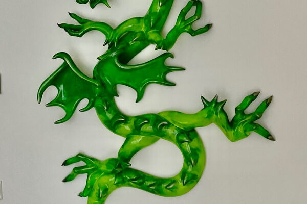 Loveday, Wandskulptur, 150 x 70 cm, Drahtgeflecht, Zementspachtel, Modelliermasse, Acrylfarben