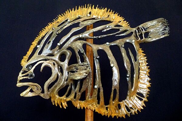 Steinbutt - Scophthalmus Maximus - Eisendraht, Zuchtperlen, Zementspachtel, 38 x 49 cm