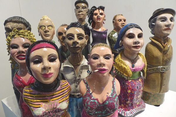 Stadtgesichter – 30 bis 45 cm, Glasflaschen, Ton, Modellierspachtel, Mixed Media - Almut Rybarsch-Tarry // Skulptur Objekt Wandgestaltung Installation