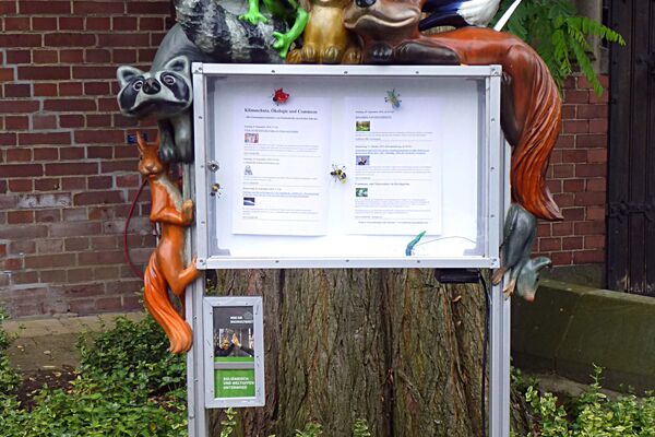 Tierschaukasten zur Bekanntmachung der aktuellen Nachhaltigkeitsprojekte in der Paulus Kultur Kirche, Dortmund - Almut Rybarsch-Tarry // Skulptur Objekt Wandgestaltung Installation