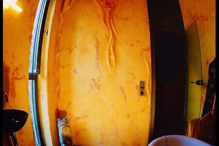 Badezimmer-Wandspachtel, Zement, Styropor, Acrylfarben, Lasuren - Almut Rybarsch-Tarry // Skulptur Objekt Wandgestaltung Installation