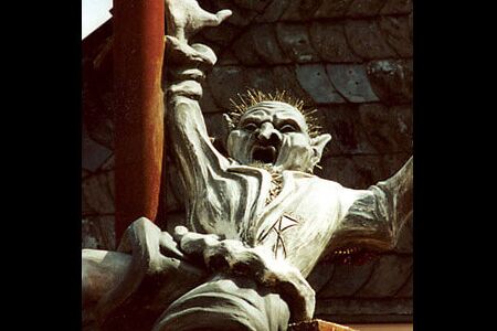 Der Zwergenkönig Goldemar 2001 - Eiserne Wendeltreppe 5m, Figur ca. 1,50m, Zementspachtel, Messingrohr, Farbpigmente - Almut Rybarsch-Tarry // Skulptur Objekt Wandgestaltung Installation