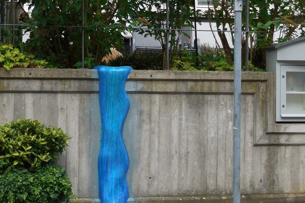 Blaue Stunde – Mauerfluß aus Armierungsgewebe und Zementspachtel, Augenherz aus Hartschaum auf Metallgestell, Zementspachtel - Almut Rybarsch-Tarry // Skulptur Objekt Wandgestaltung Installation