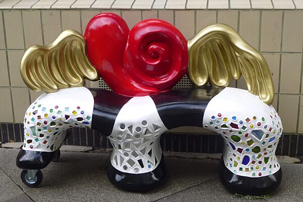 Zusammenrutschen – 150 x 90 cm, bewegliche Herzbank, Hartschaum, Zementspachtel, Mosaik & Spiegelscherben - Almut Rybarsch-Tarry // Skulptur Objekt Wandgestaltung Installation