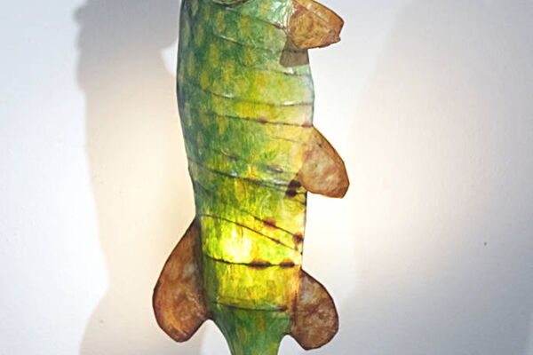 "Pike-Light", Leuchtobjekt, Eisendraht, Pergamentpapier, Aquarellfarben, Fischzähne, Lampensockel