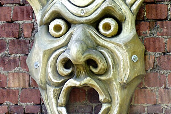 Grimmiger Wächter – 180 x 115 cm, Hartschaum, Zementspachtel - Almut Rybarsch-Tarry // Skulptur Objekt Wandgestaltung Installation