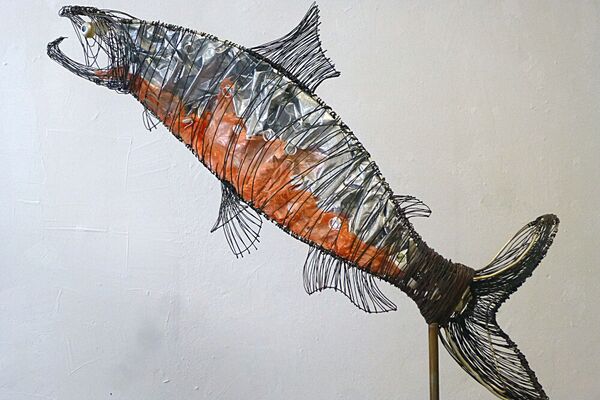 Lachs im Sprung - Eisendraht, Tüten, Verschlüsse, 123 x 51 cm