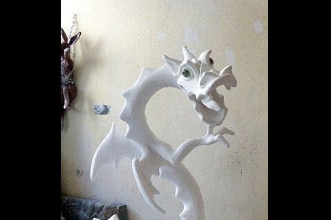 Shiwa - 130 x 120 cm, Zementspachtel, Glasaugen, Acryl - Almut Rybarsch-Tarry // Skulptur Objekt Wandgestaltung Installation