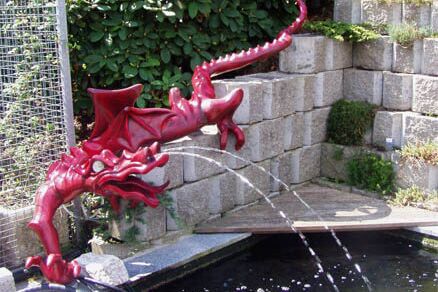 "Teichdrachen" - 300cm x 110cm, Metallkörper, Zementspachtel, Acryl, Glas, mit eingebauter Wasserzuleitung - Almut Rybarsch-Tarry // Skulptur Objekt Wandgestaltung Installation