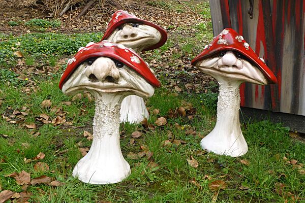 Schlechtgelaunte Pilze – bis 50 cm, Glasflaschen, Zementspachtel - Almut Rybarsch-Tarry // Skulptur Objekt Wandgestaltung Installation