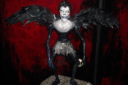 "Nachtschatten" - Eisendraht, Modelliermasse, Federn, Acryl, Steinsockel - Almut Rybarsch-Tarry // Skulptur Objekt Wandgestaltung Installation