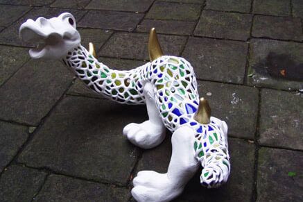 "Niki ein Drachenkind" - 80 x 140cm, Zementspachtel, Scherben, Reflektoren In Liebe zu Niki de Saint Phalle's Arbeit - Almut Rybarsch-Tarry // Skulptur Objekt Wandgestaltung Installation