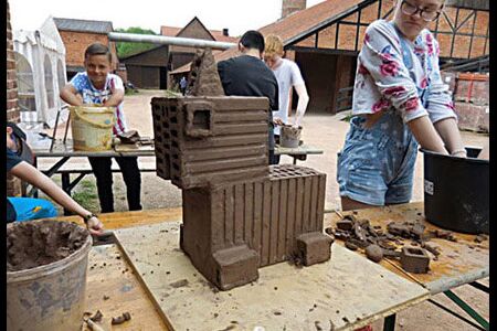 Kunstworkshops in Anlehnung an die Ziegelskulpturen des Künstlers Herbert Grützner, mit Klassen verschiedener Schulen im LWL Ziegeleimuseum Lage/Westfalen - Almut Rybarsch-Tarry // Skulptur Objekt Wandgestaltung Installation