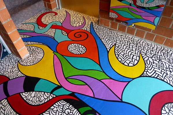 Lebensbaum im Eingang – versiegelte Acrylfarbe auf Betonestrich - Almut Rybarsch-Tarry // Skulptur Objekt Wandgestaltung Installation