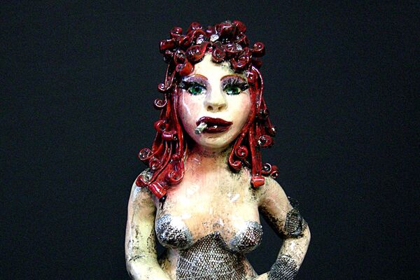 "Salome" - ca. 15 – 20 cm, Kunststoff, Mixed Media - Almut Rybarsch-Tarry // Skulptur Objekt Wandgestaltung Installation