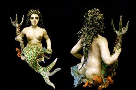 "Frau Neptun" Gips, Zementspachtel, Glasscherben, Silberdraht, Krebsscheren, Muscheln, Fischteile  - Almut Rybarsch-Tarry // Skulptur Objekt Wandgestaltung Installation