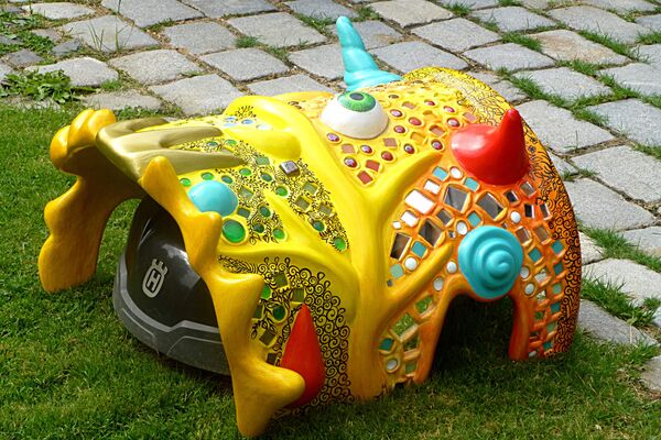 Rasenmäherschloß – 100 x 60 cm, Armierungsgewebe, Zementspachtel, Mixed Media - Almut Rybarsch-Tarry // Skulptur Objekt Wandgestaltung Installation