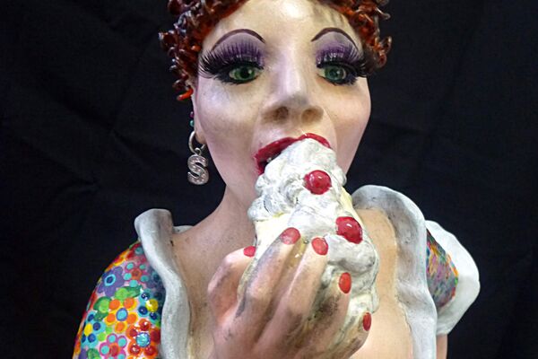 "Die Tortenkönigin" – 70 x 25 cm, Ton, Zementspachtel, Mixed Media - Almut Rybarsch-Tarry // Skulptur Objekt Wandgestaltung Installation