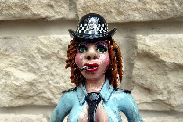 "Miss Sheryl Copper" - ca. 15 – 20 cm, Kunststoff, Mixed Media - Almut Rybarsch-Tarry // Skulptur Objekt Wandgestaltung Installation