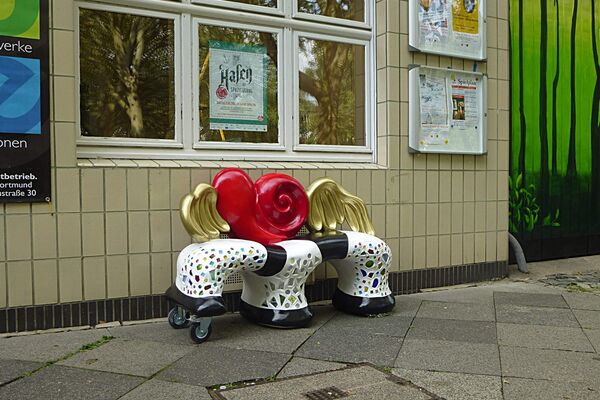 Zusammenrutschen – 150 x 90 cm, bewegliche Herzbank, Hartschaum, Zementspachtel, Mosaik & Spiegelscherben - Almut Rybarsch-Tarry // Skulptur Objekt Wandgestaltung Installation