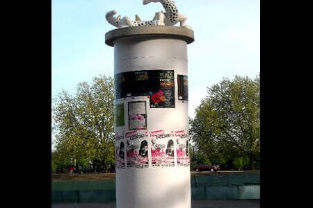 Litfaßdrache - 80 x 130 cm, fest installiert im Hoeschpark, Dortmund - Almut Rybarsch-Tarry // Skulptur Objekt Wandgestaltung Installation