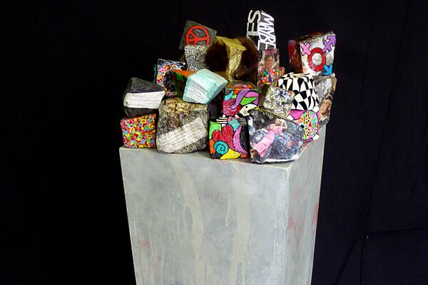 Mit freundlichen Grüssen – variables Objekt aus 66 bearbeiteten Pflastersteinen - Almut Rybarsch-Tarry // Skulptur Objekt Wandgestaltung Installation